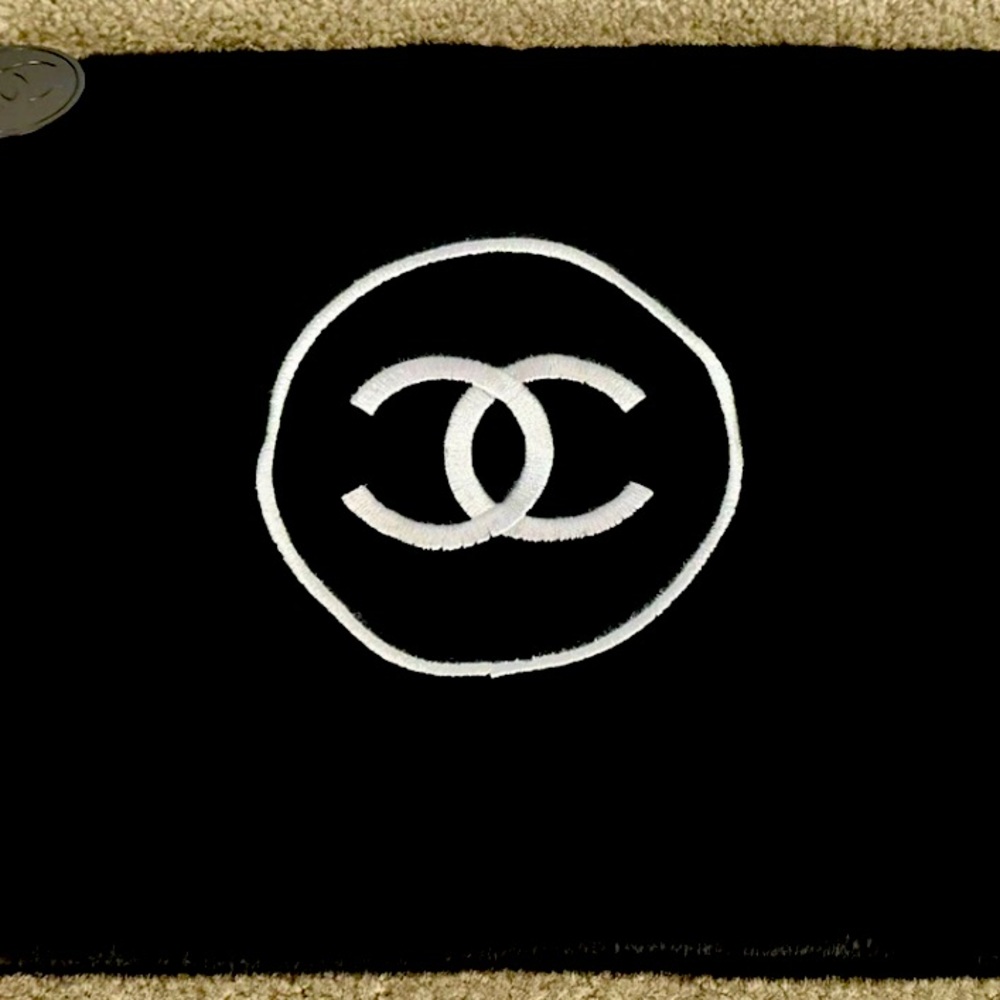 Brand new, rare furry authentic Chanel CC purse/ clutch/ cosmetic case,brand new - Picture 7 of 13